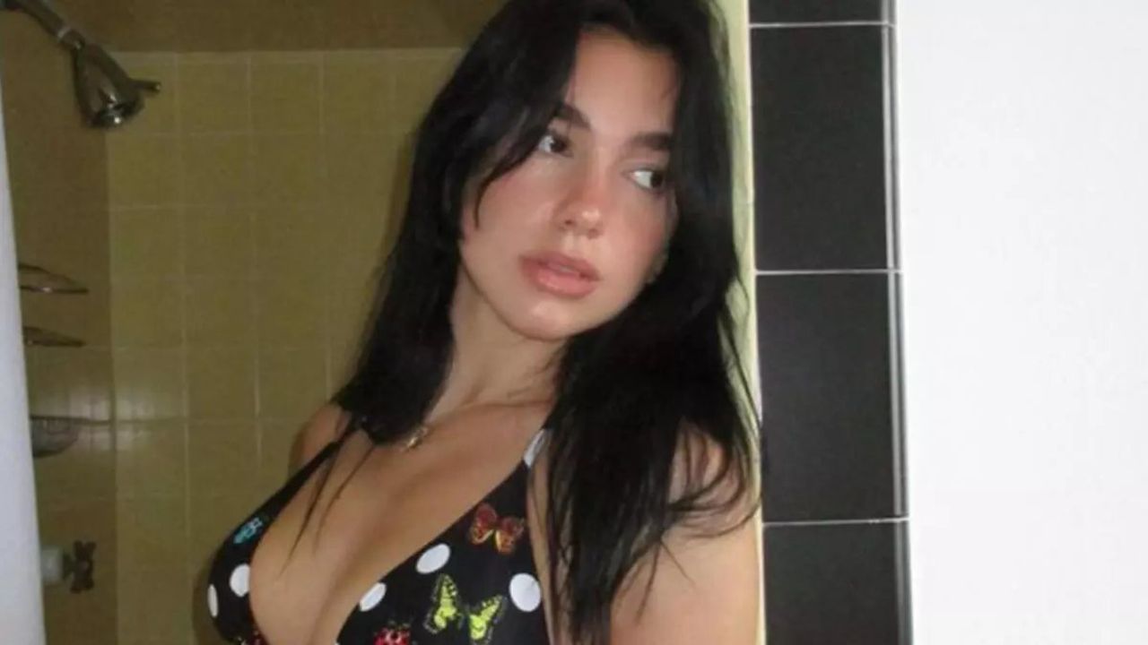 Dua Lipa, Versace ile Mayo Koleksiyonu Hazırladı