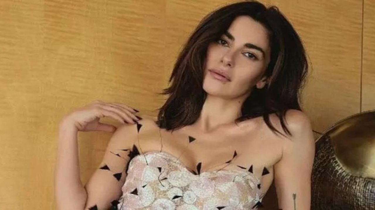 Eda Ece'nin Düğününde Gelinlikten Çok Nesrin Cavadzade'nin Kıyafeti Konuşuldu