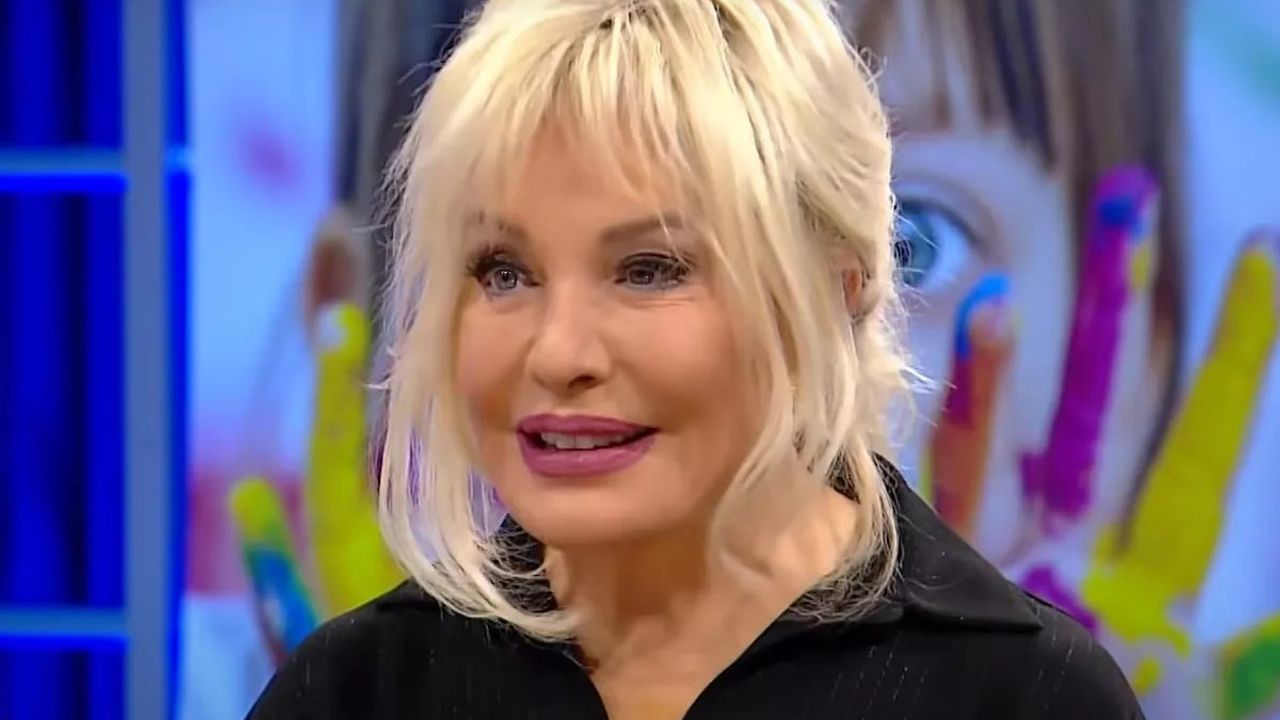 Emel Sayın, Gençlik Yıllarına Ait Fotoğrafını Sosyal Medyada Paylaştı