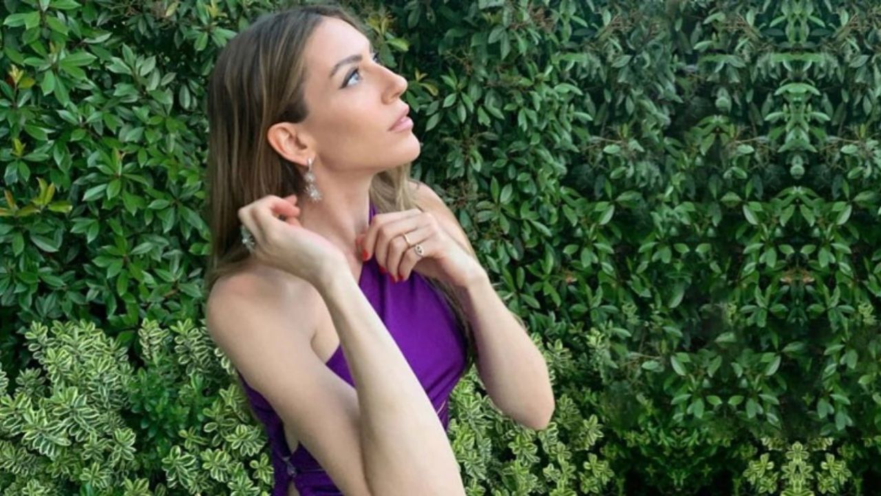 Sinem Kobal, Yırtmaçlı Elbisesiyle Göz Kamaştırdı