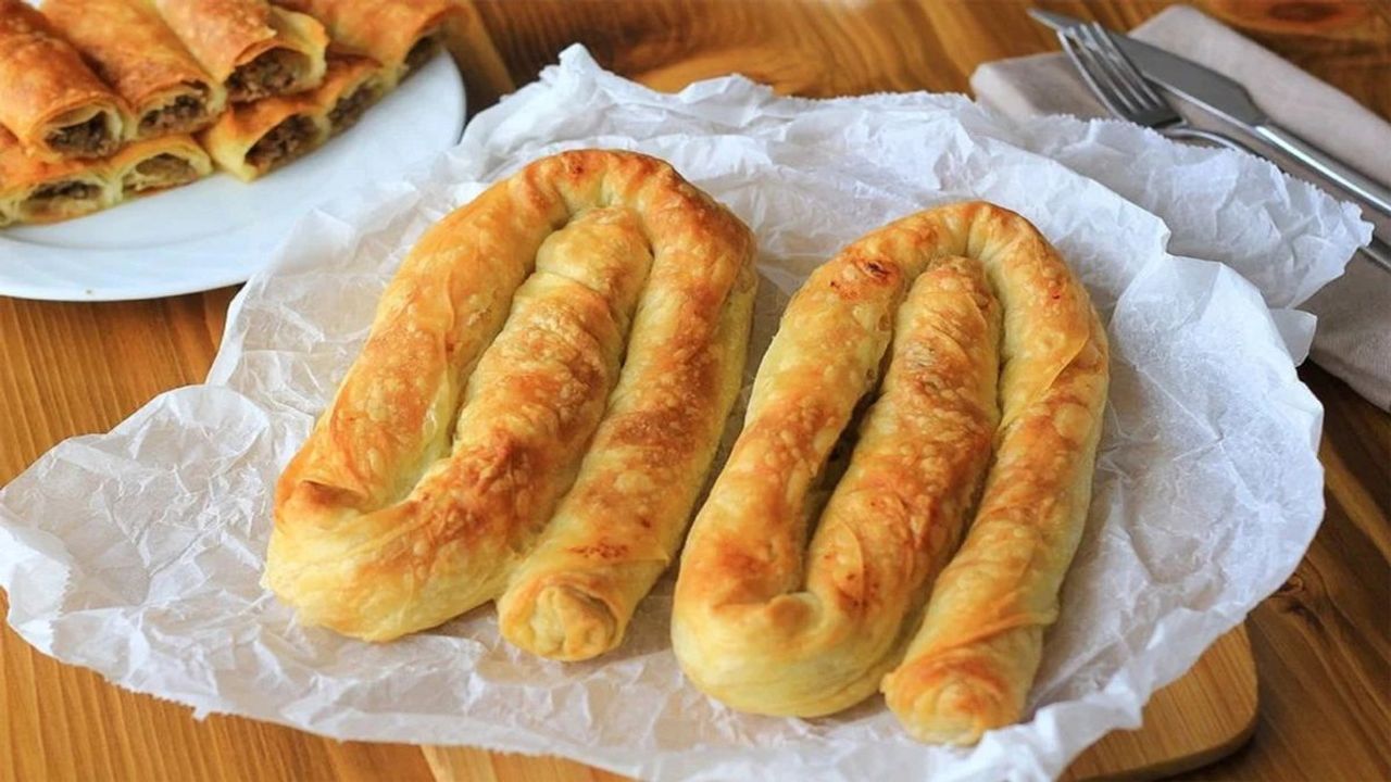 Pratik Pastane Usulü Kıymalı Börek Tarifi