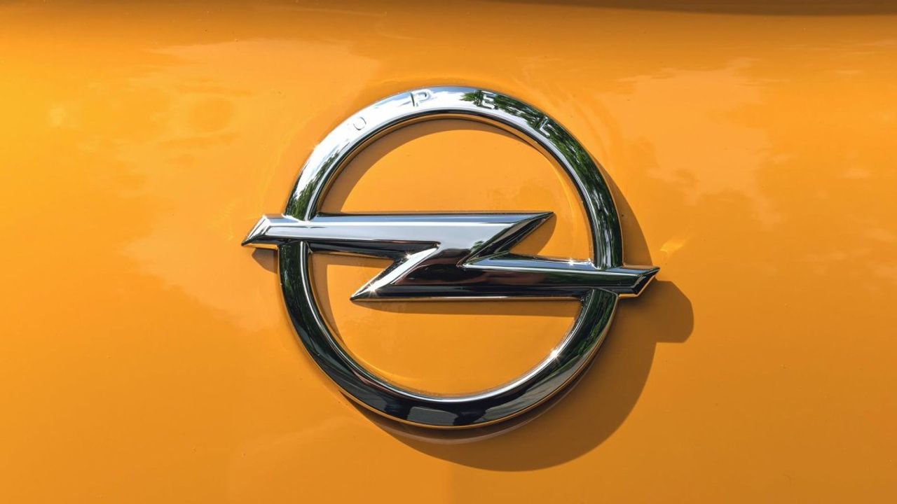 Opel, Şimşek Logosunun Yeni Versiyonunu Tanıttı