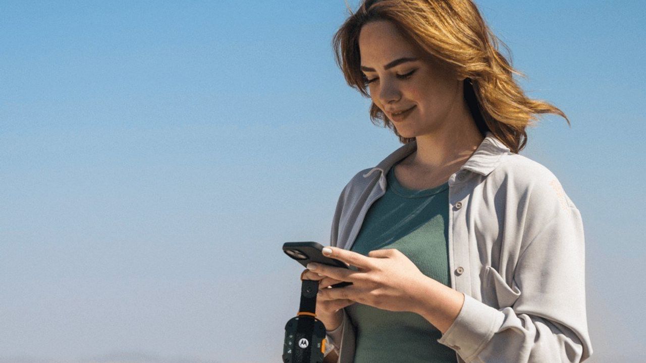 Motorola Defy Satellite Link: Uydu İletişimi Sağlayan Akıllı Telefon Aksesuarı