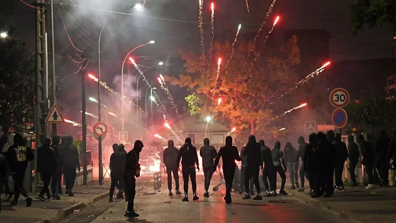 Fransa'da Protestolar Devam Ediyor