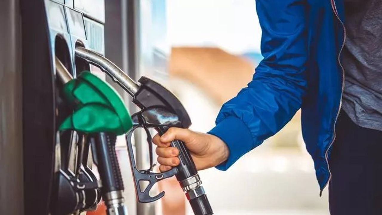 Dolar ve Petrol Fiyatlarındaki Dalgalanma Akaryakıt Fiyatlarını Etkiliyor