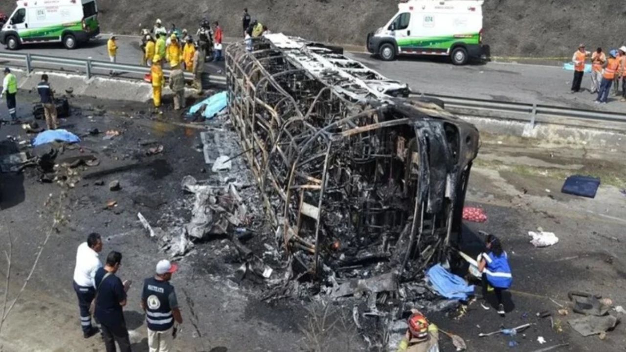 Meksika'da Yolcu Otobüsü Uçuruma Yuvarlandı: 25 Ölü, 17 Yaralı