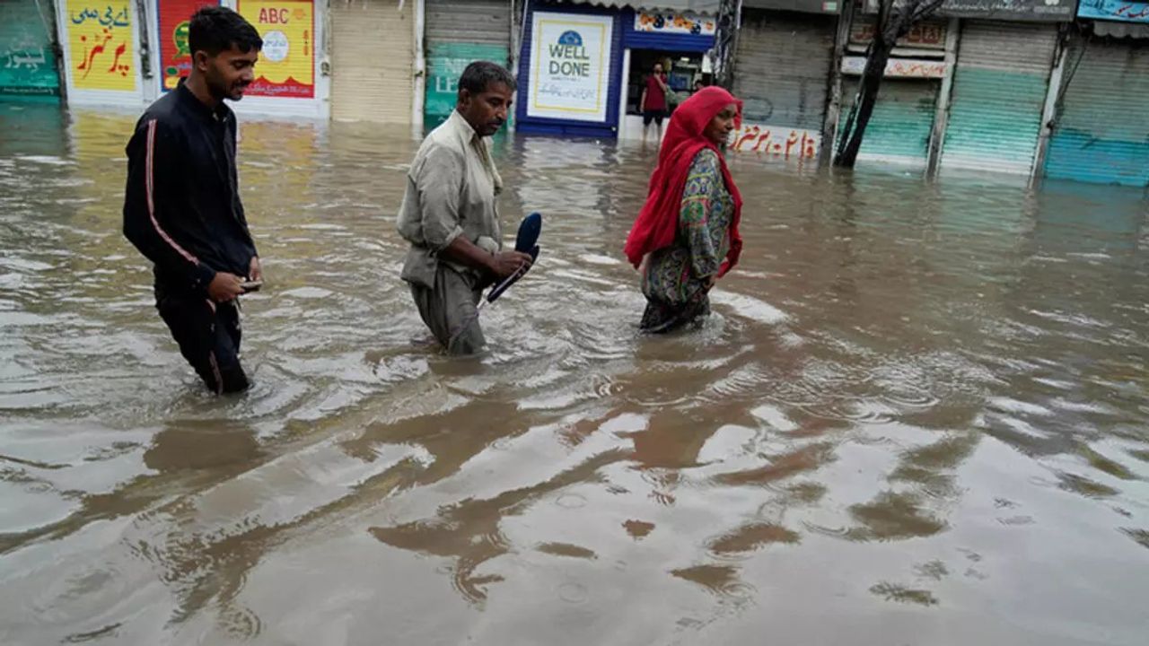 Pakistan'ın Lahor Kentinde Şiddetli Yağış: 7 Kişi Hayatını Kaybetti