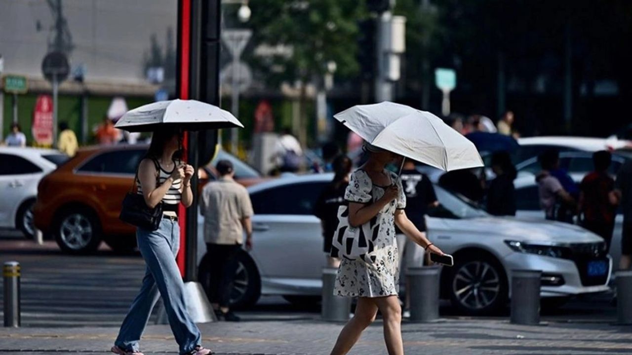 Pekin'de Hava Sıcaklığı 40 Dereceye Ulaştı, İşler Durduruldu