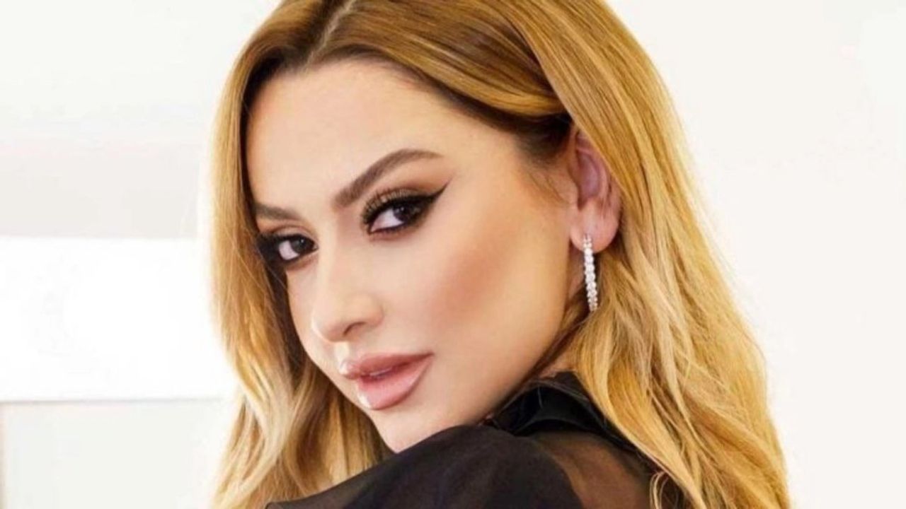 Ünlü Şarkıcı Hadise'nin Bikinili Pozlarına Yorum Yağdı