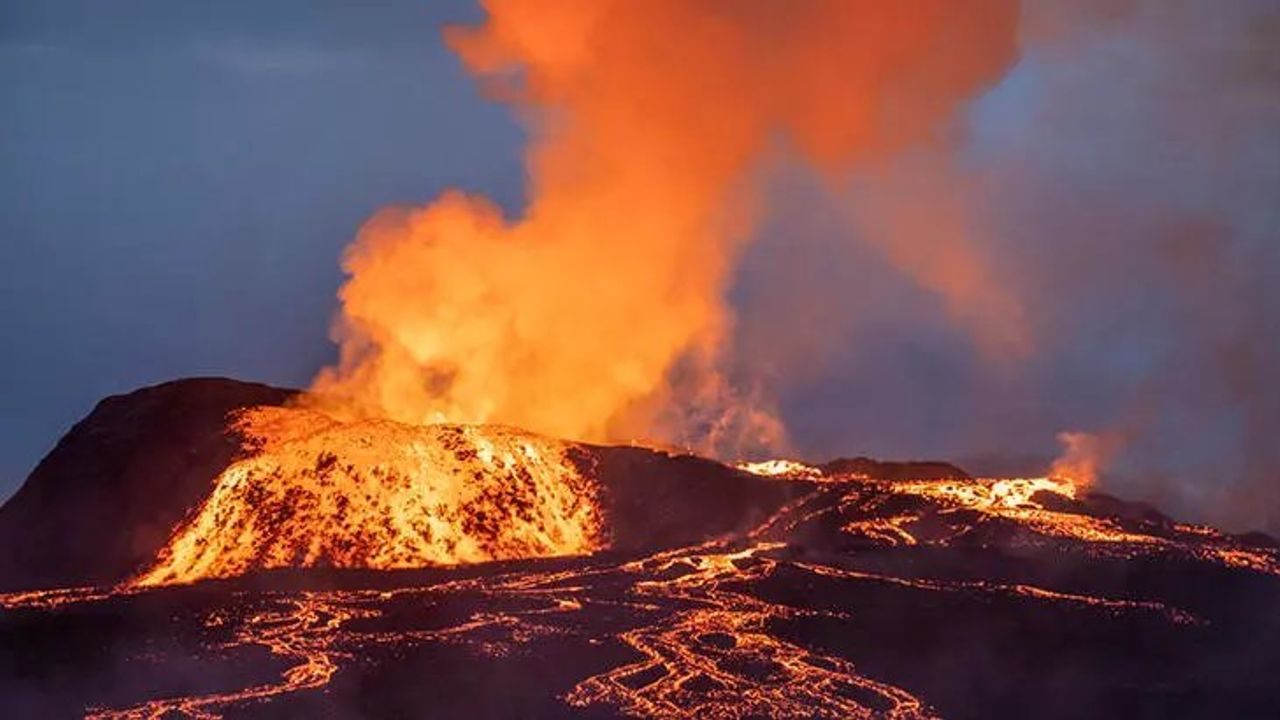 İzlanda'da Volkanik Hareketlilik: Lav Akışı ve Püskürmeler Devam Ediyor