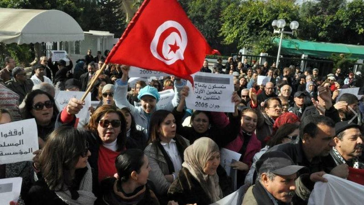 Zam İsteyen Öğretmenlerin Maaşları Askıya Alındı, Okul Müdürleri İse Kovuldu