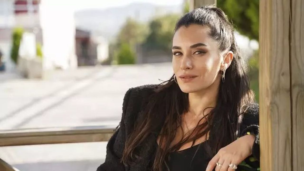 Ünlü Oyuncu Hande Doğandemir'in Oyunculuk ve Sosyal Medya Kariyeri