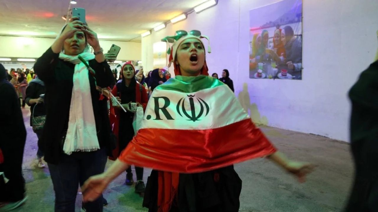 İran'dan devrim gibi 'kadın taraftar' kararı