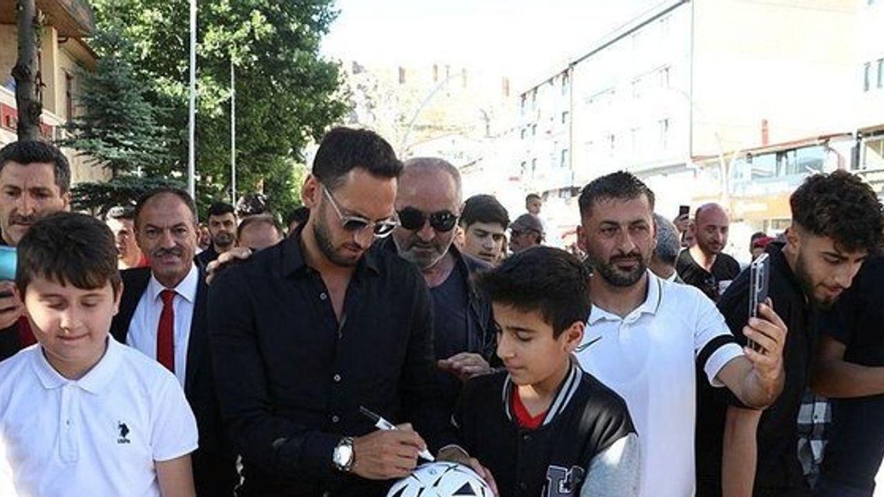 Hakan Çalhanoğlu Memleketi Bayburt'ta Sevgi Gösterisiyle Karşılandı