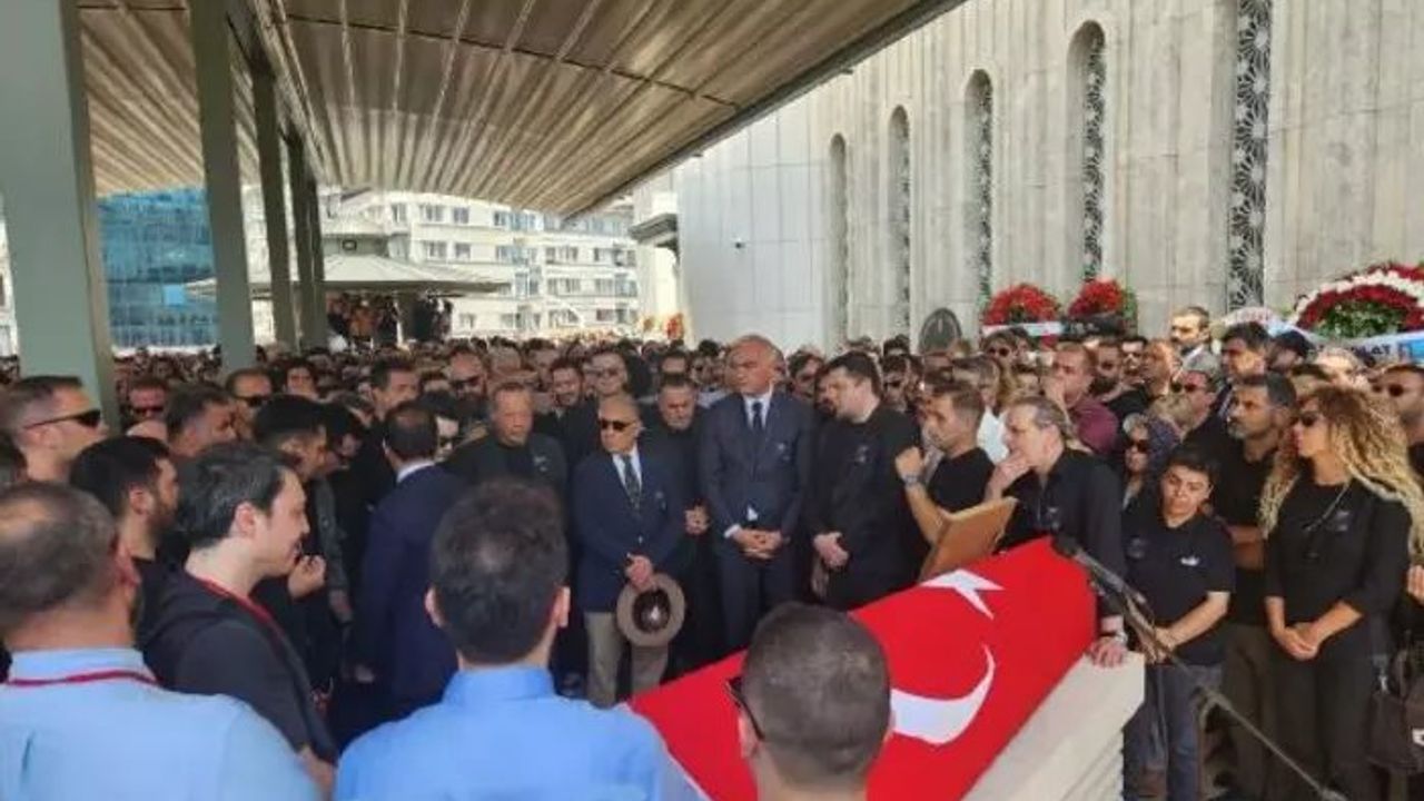 Özkan Uğur'un Cenaze Törenine Ünlü Sanatçılar Katıldı