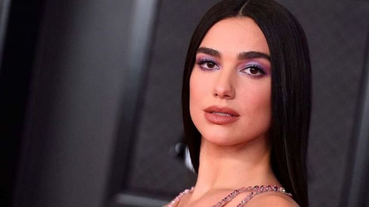 Dua Lipa'nın Transparan Elbisesiyle Olay Yaratması