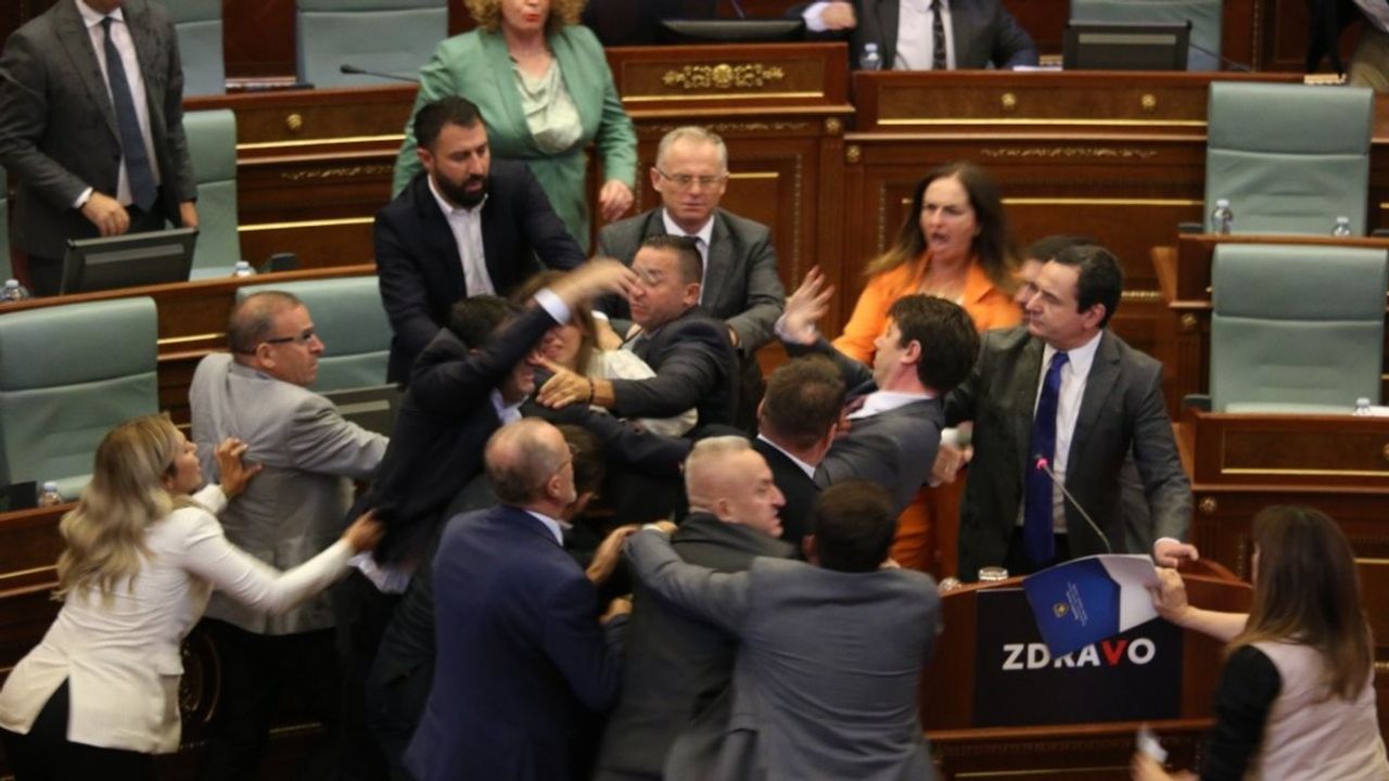 Kosova Meclisi'nde Kavga Çıktı