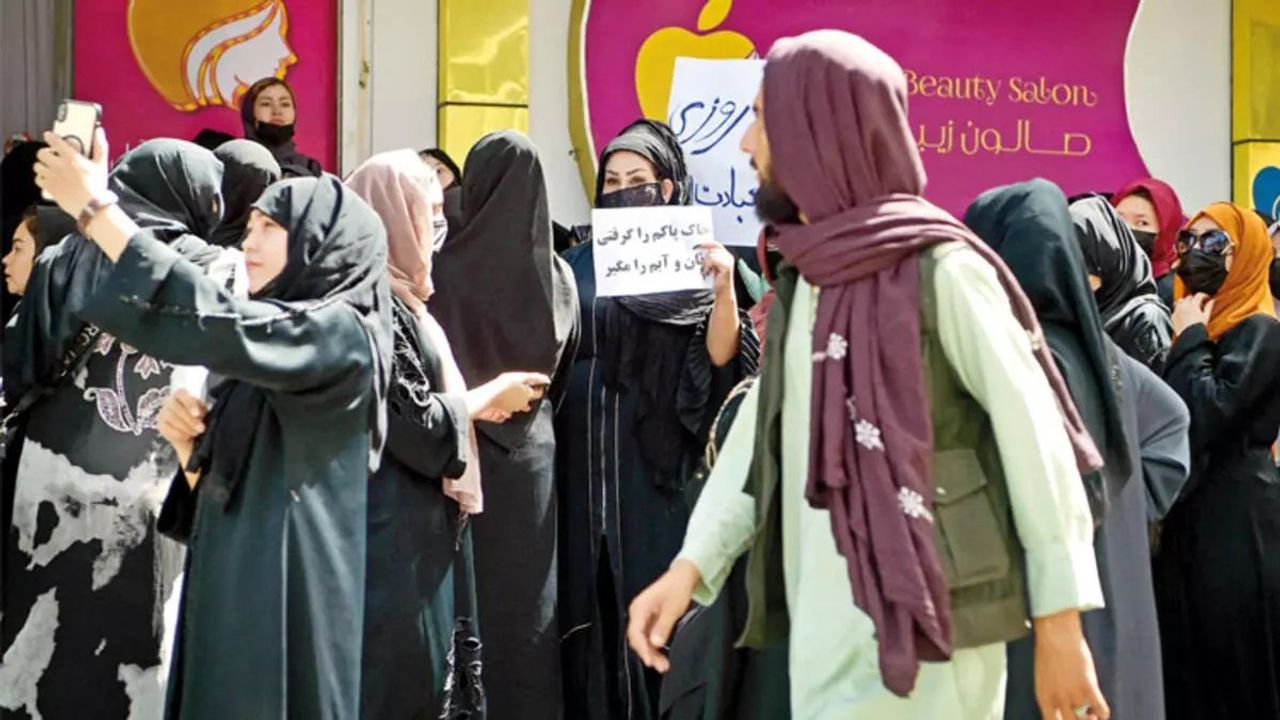 Afganistan'da Kadınlar, Taliban'ın Güzellik Salonlarını Kapatma Kararını Protesto Etti