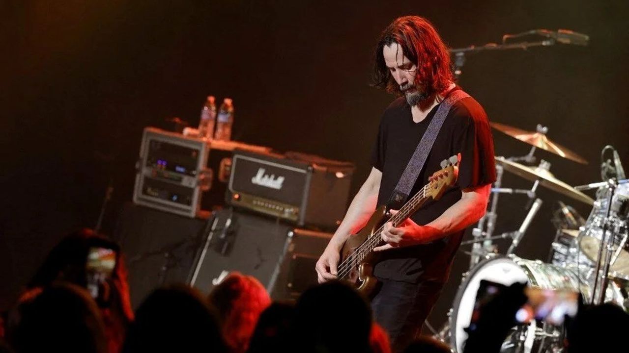 Keanu Reeves, 20 Yılın Ardından Müzik Grubuyla Sahnelere Döndü
