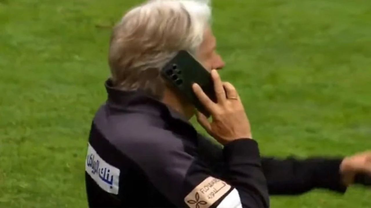 Jorge Jesus, Al Hilal'in Dinamo Kiev maçında telefonla konuştu