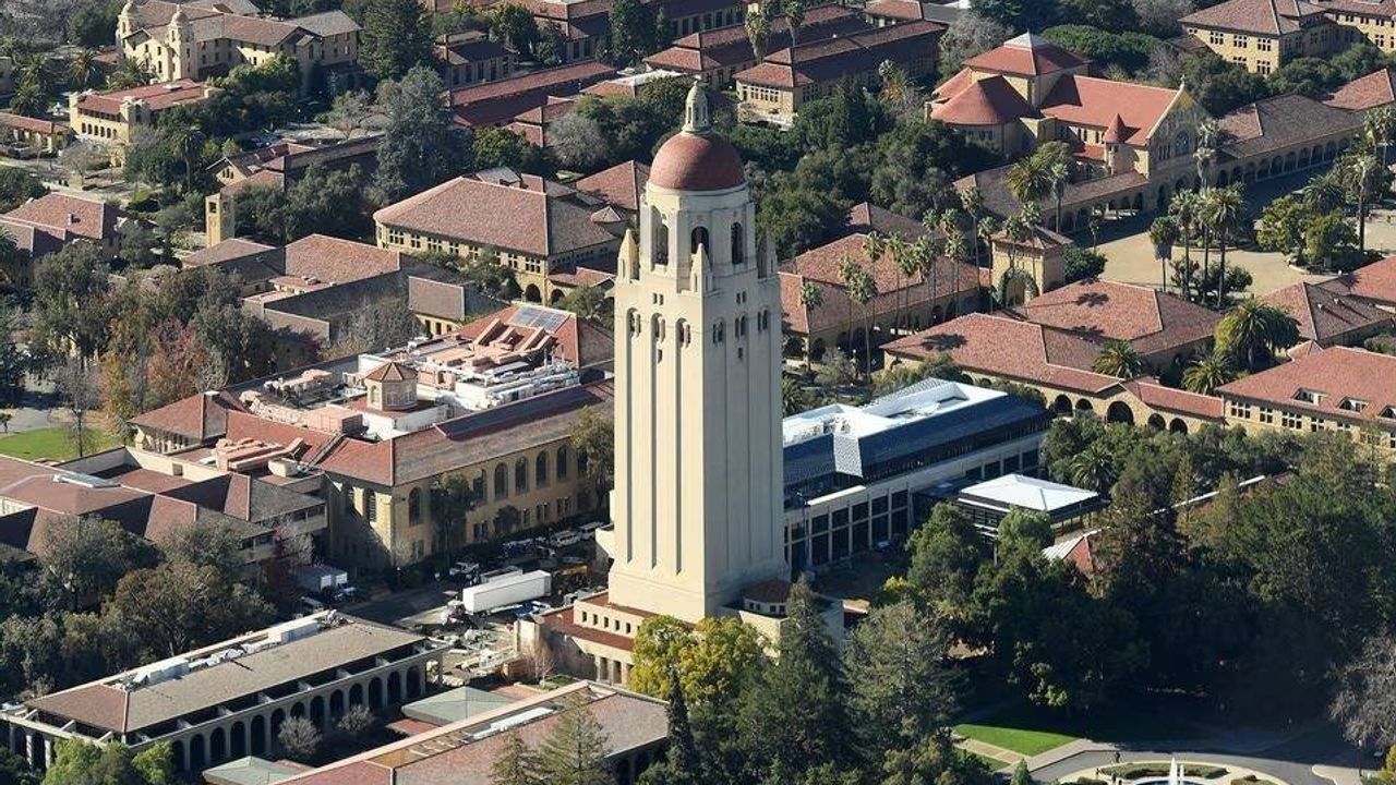 18 Yaşındaki Öğrenci, Stanford Rektörünü Koltuğundan İndirdi