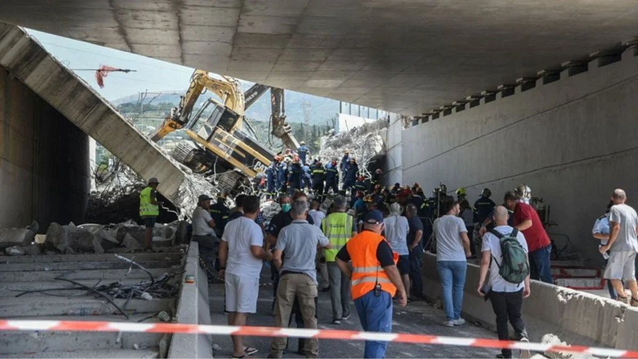 Atina'da Köprü Çöktü: 1 Ölü, 4 Yaralı