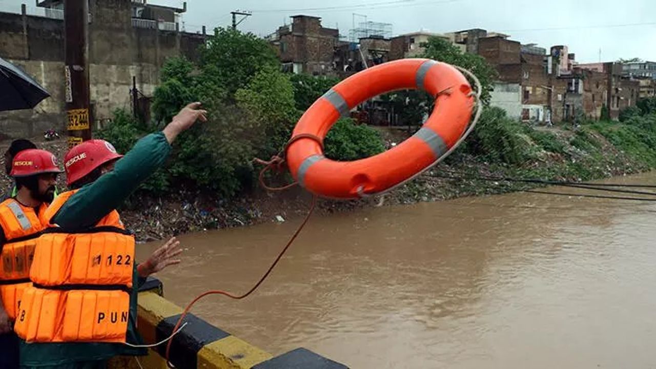 Pakistan'da Muson Yağışları Hayatı Felç Etti