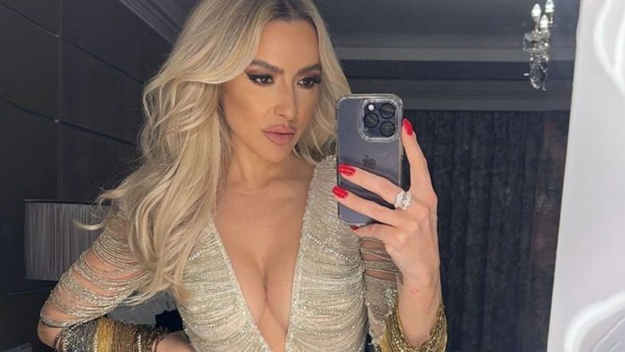 Hadise'nin Göğüs Dekolteli Kıyafeti Sosyal Medyayı Salladı!