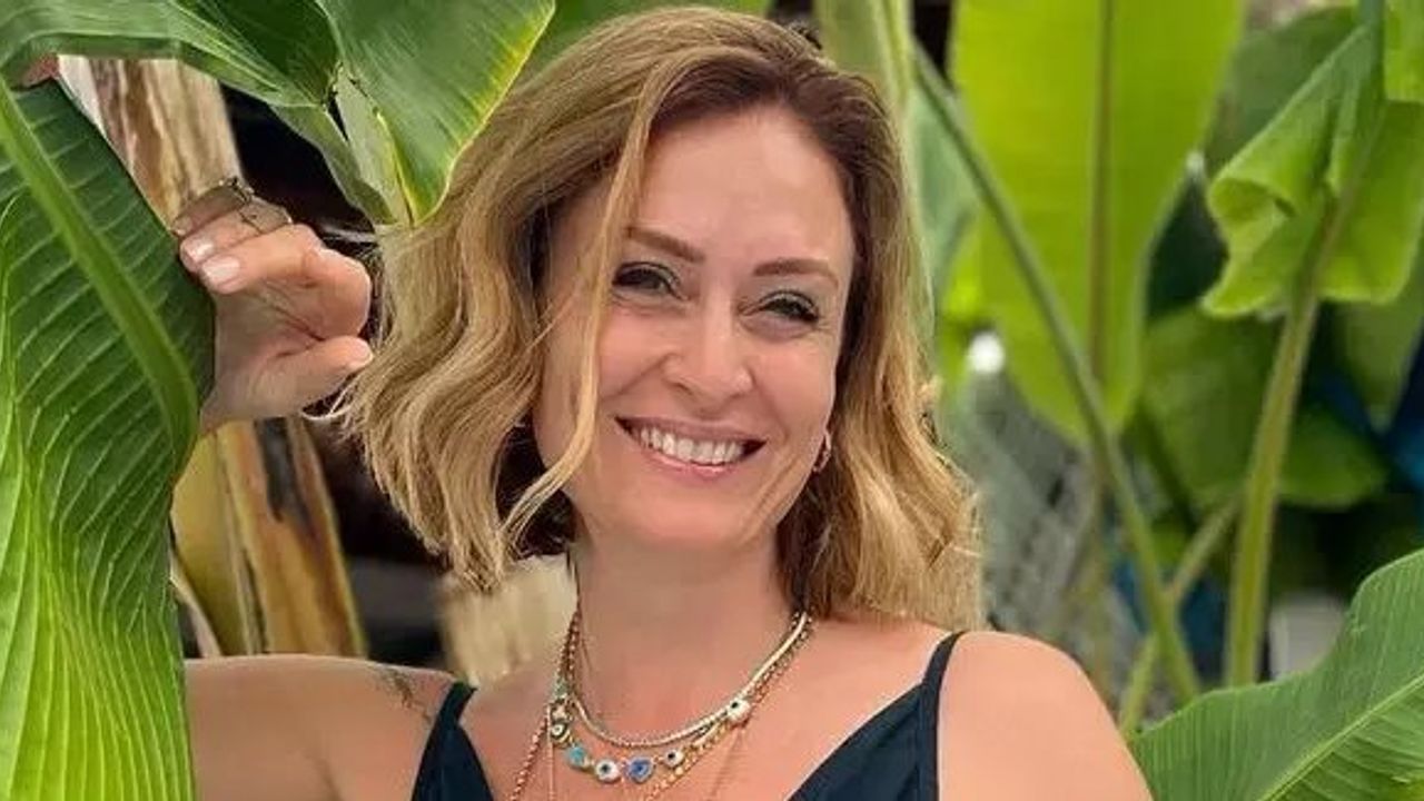 Ceyda Düvenci'nin Pembe Bikini Paylaşımı Olay Yarattı