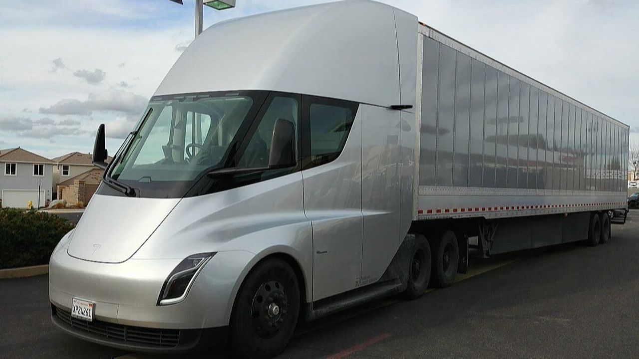 Tesla Semi: Elektrikli Kamyonun Performansı Dikkat Çekiyor