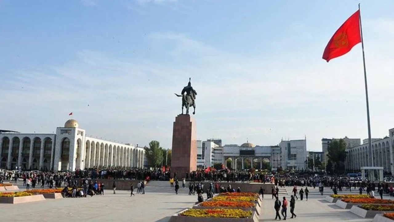 Kırgızistan'da Kırgızca Bilmeyen Devlet Memurları İşten Çıkarılacak