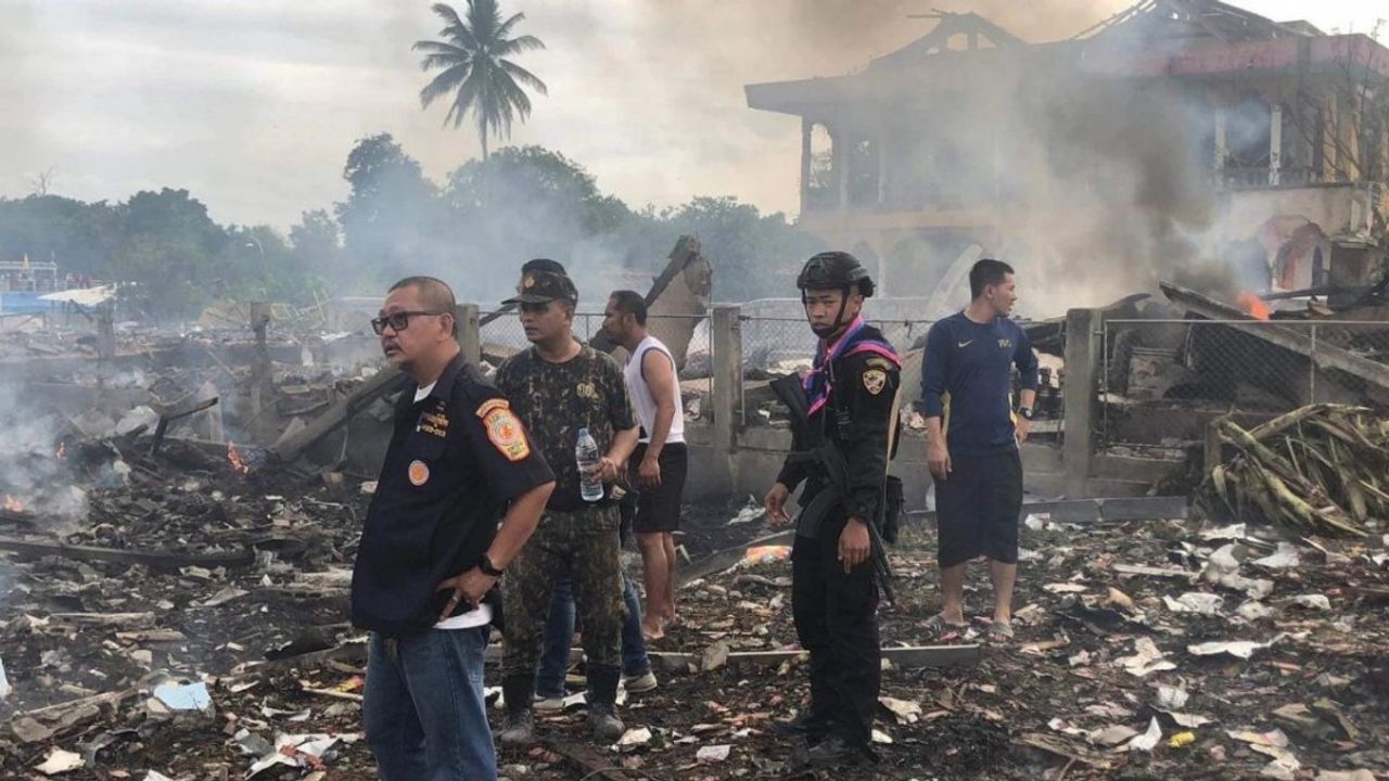 Tayland'da Havai Fişek Deposunda Patlama