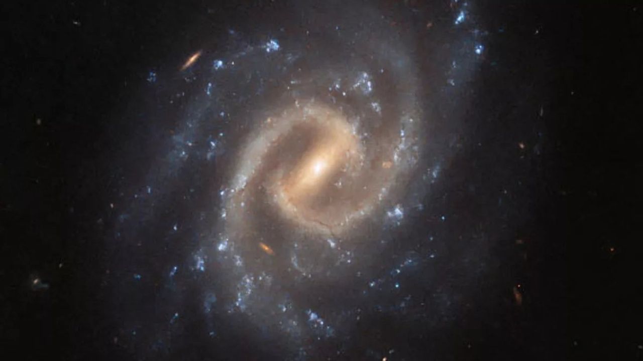 Hubble Teleskobu UGC 12295 Galaksisini Gözlemledi