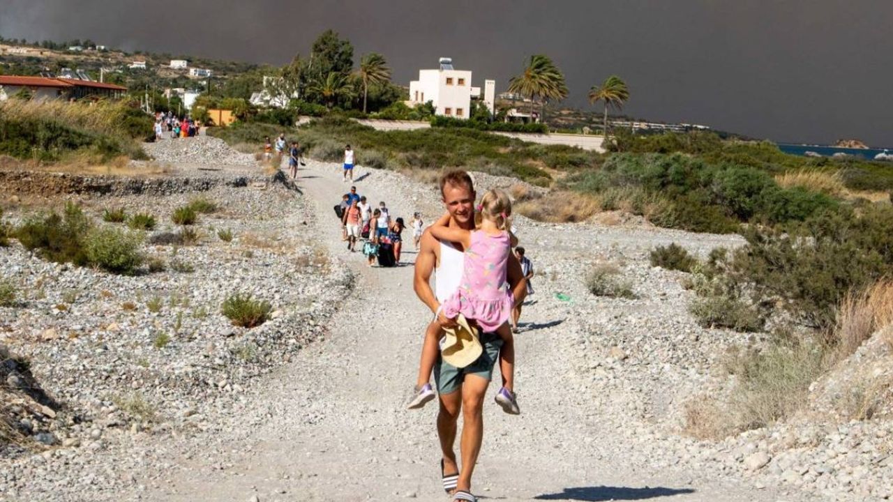 Rodos'taki yangınlardan etkilenen turistlere bir hafta ücretsiz tatil