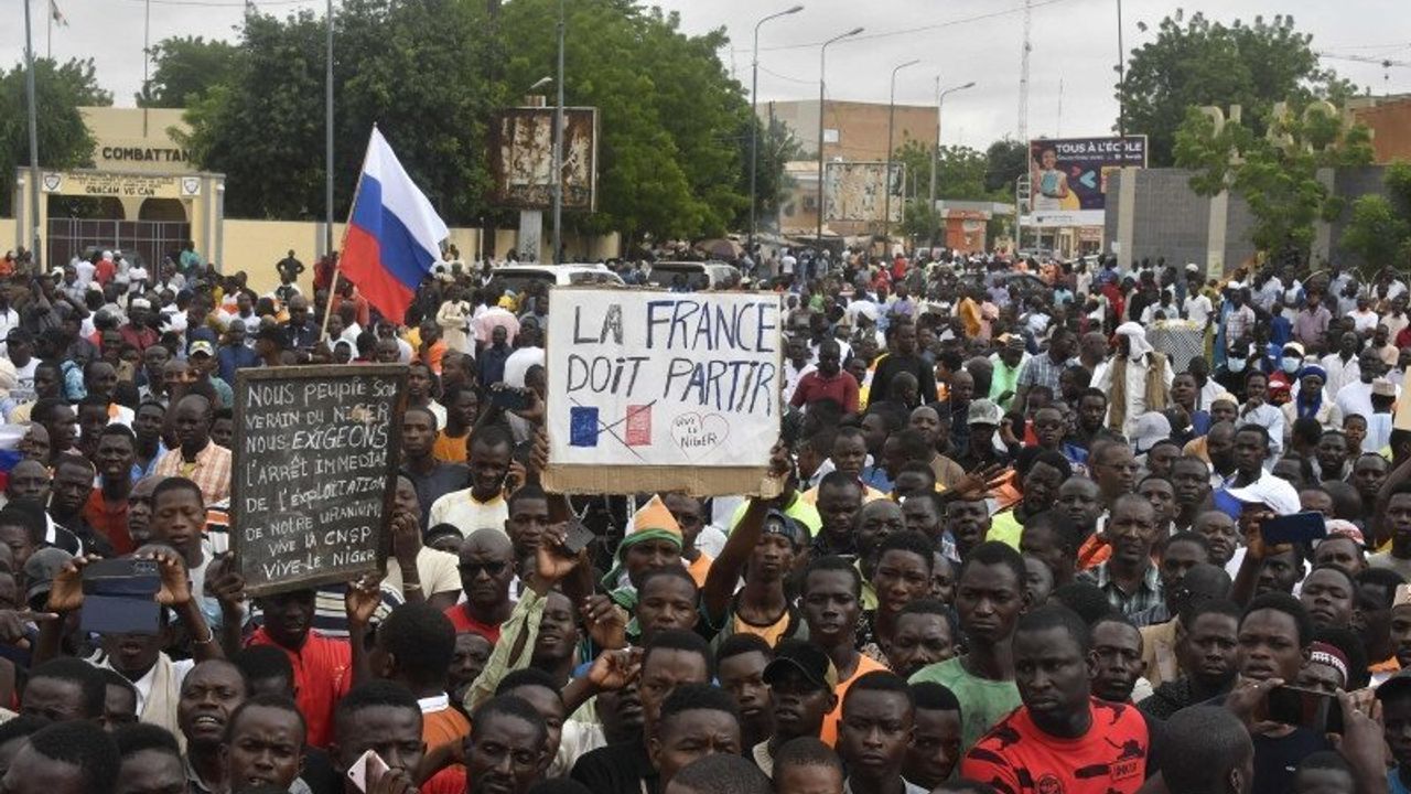 Nijer'de Darbe Destekçileri Fransa'ya Karşı Gösteri Düzenledi