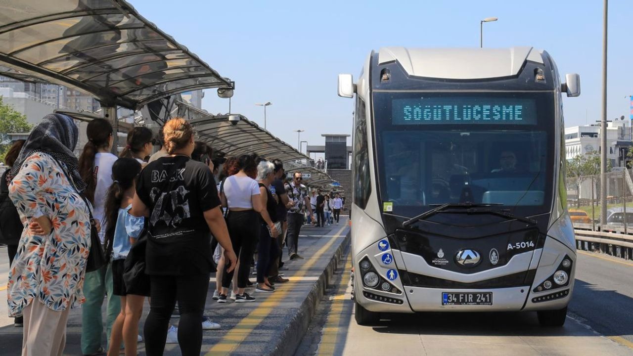 İstanbul'un Yeni Metrobüsleri Sefere Başladı