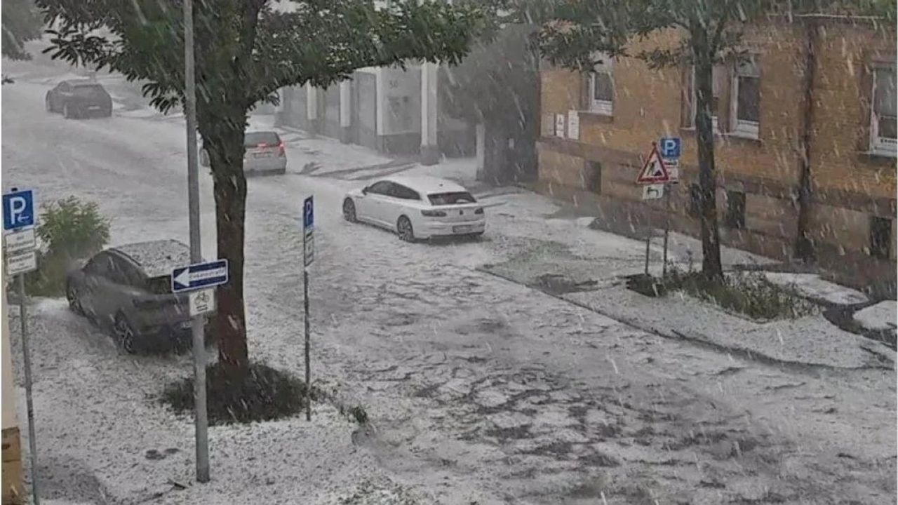 Almanya’yı Dolu Vurdu, Yollar Kar Küreme Araçlarıyla Temizlendi