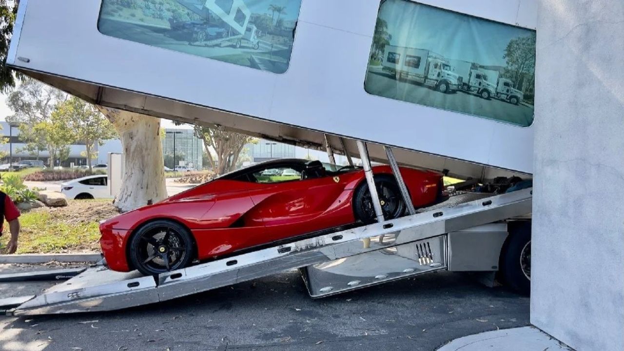 Ünlü Şarkıcı Travis Scott Ferrari'sini Satıyor