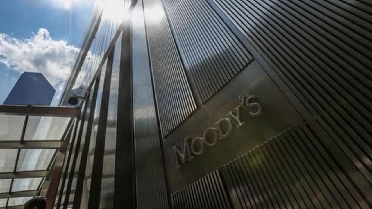 Moody's ABD Bankalarının Kredi Notunu Düşürdü, Diğerlerini de İncelemeye Aldı