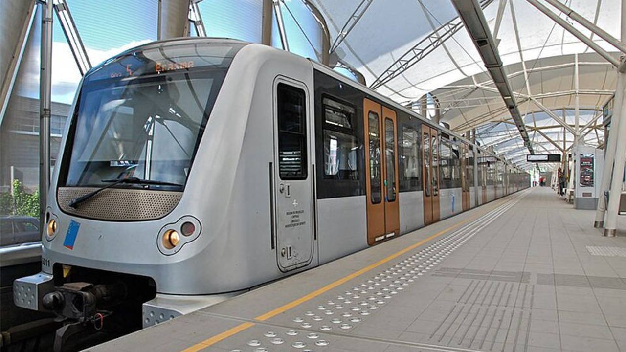 Belçika'nın Başkenti Brüksel'de Metro Vagonuna Zehirli Madde Atıldı