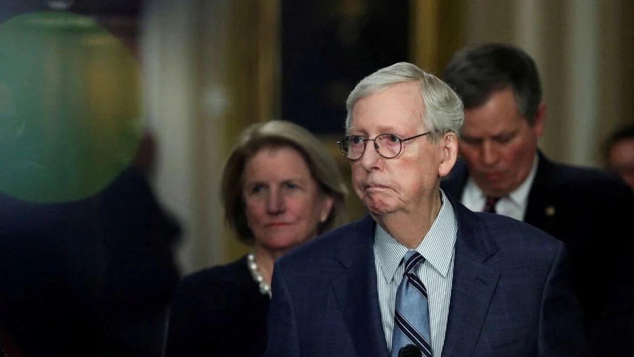 ABD Senatosu Lideri Mitch McConnell'ın Emekli Olma Çağrılarıyla Karşılaşması