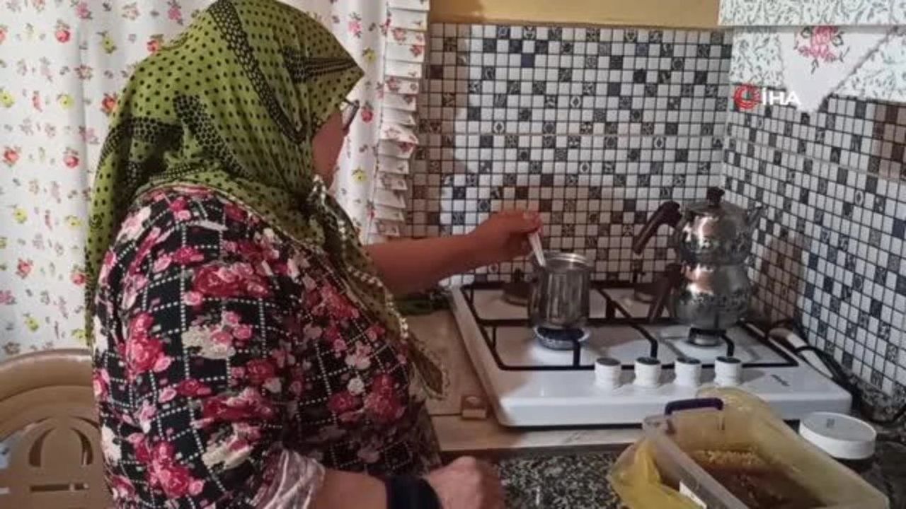 Mutlu olsun diye ıslık bile çalıyor: Vefalı eş, 17 yıldır bebek gibi bakıyor