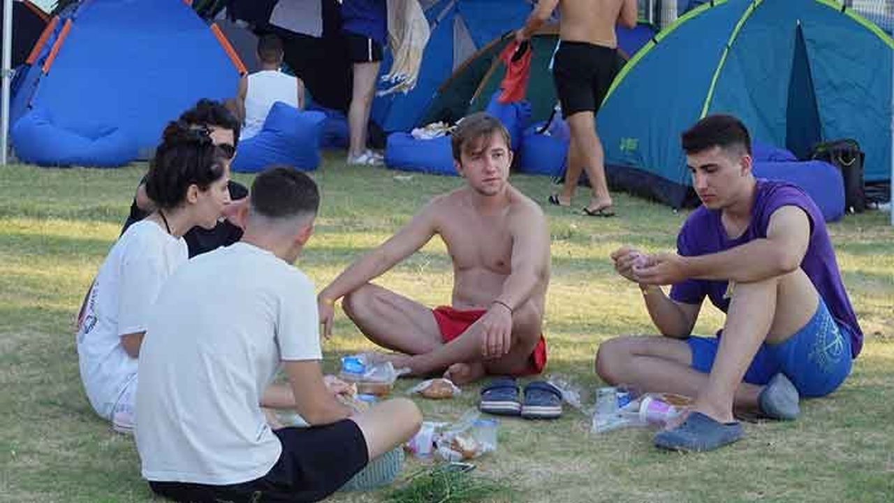 İzmir Büyükşehir Belediye Başkanı Tunç Soyer'den Gençlere Ücretsiz Tatil Müjdesi