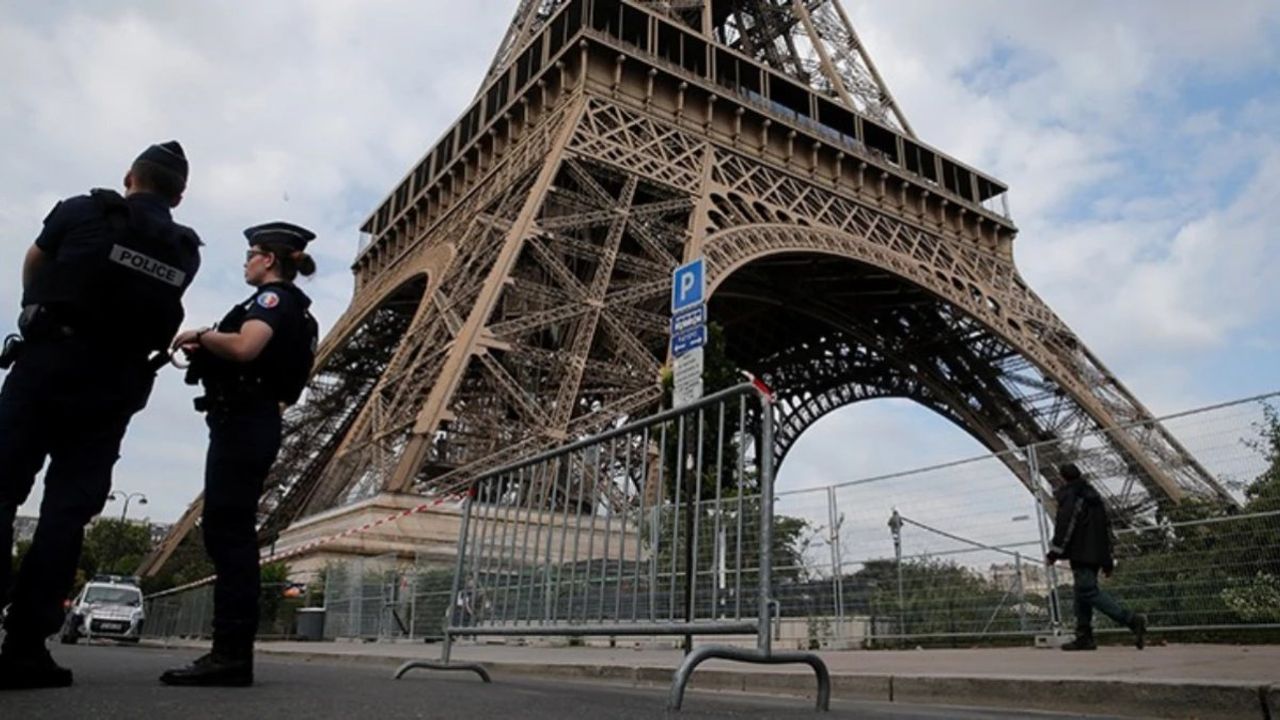 Paris'teki Eyfel Kulesi Bomba İhbarı Nedeniyle Tahliye Edildi