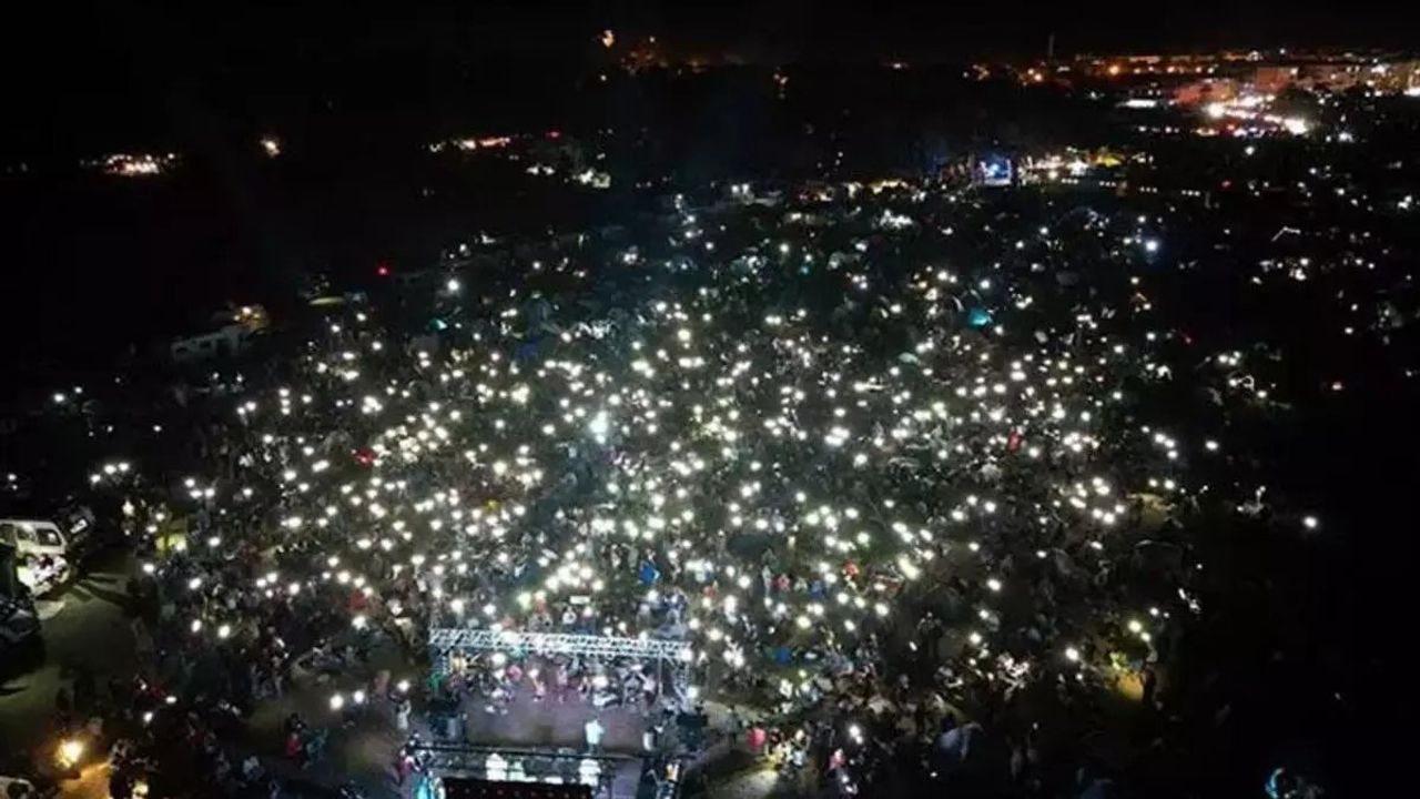 Karacabey'de Binlerce Kişi Perseid Meteor Yağmurunu İzledi