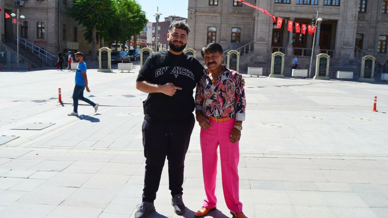 Modacı Kadir: Renkli Kıyafetlerin Tutkunu