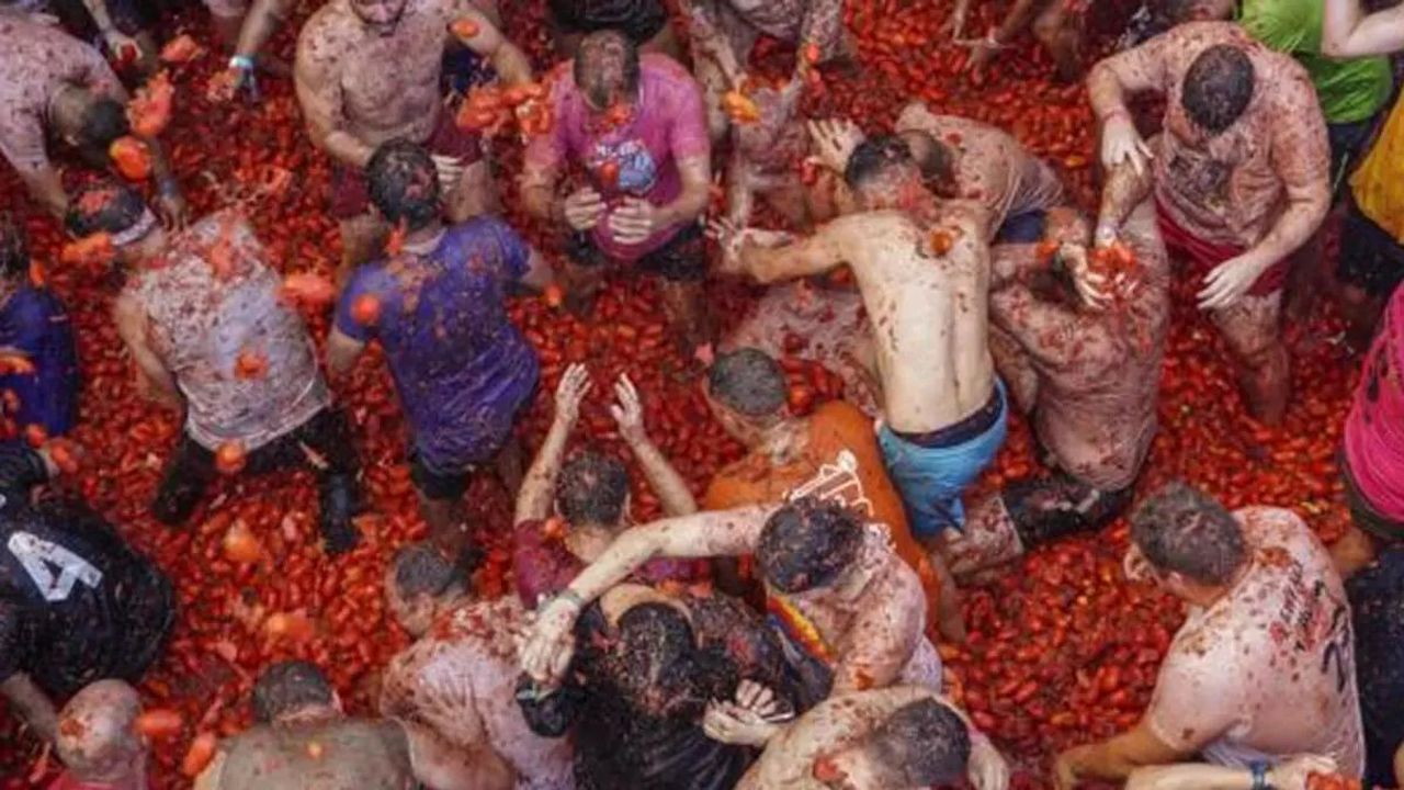 La Tomatina: İspanya'nın Domates Savaşı Festivali