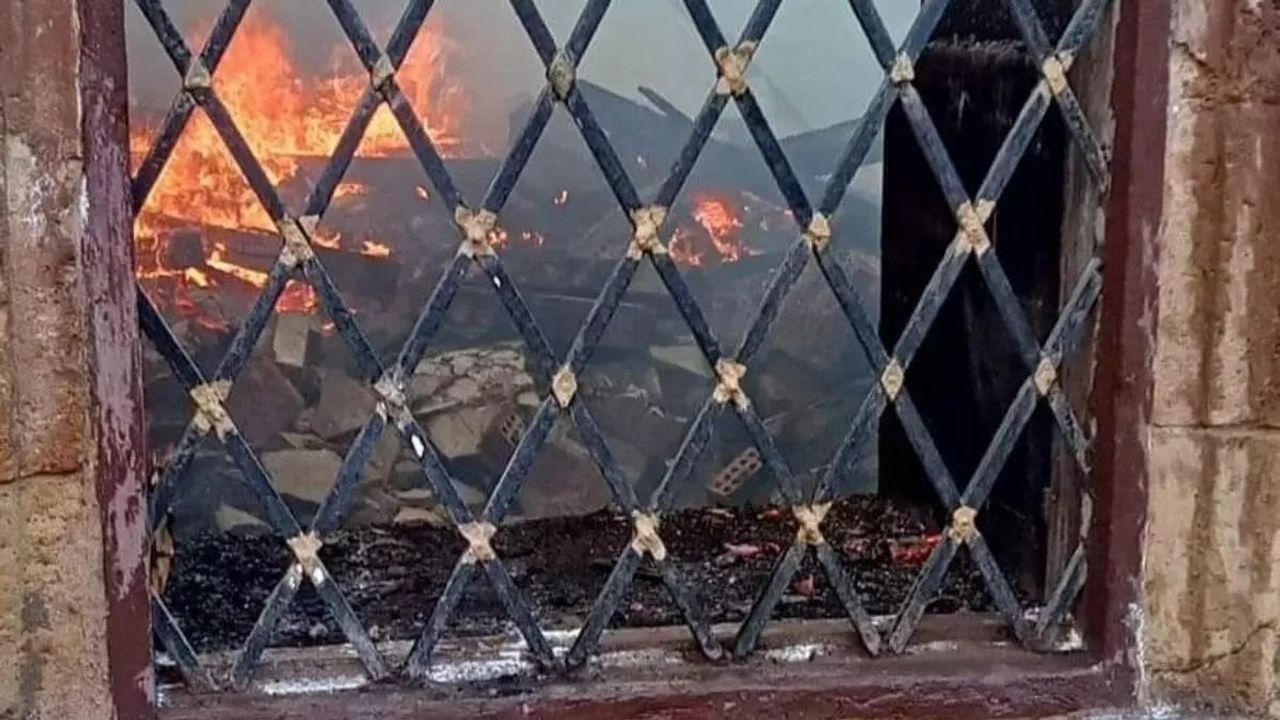 Mısır'da Tarihi Hilal Bey Camii'nde Yangın Çıktı