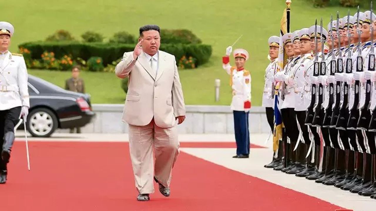 Kuzey Kore Lideri Kim Jong-un'un Balıkçı Sandaleti Tercihi