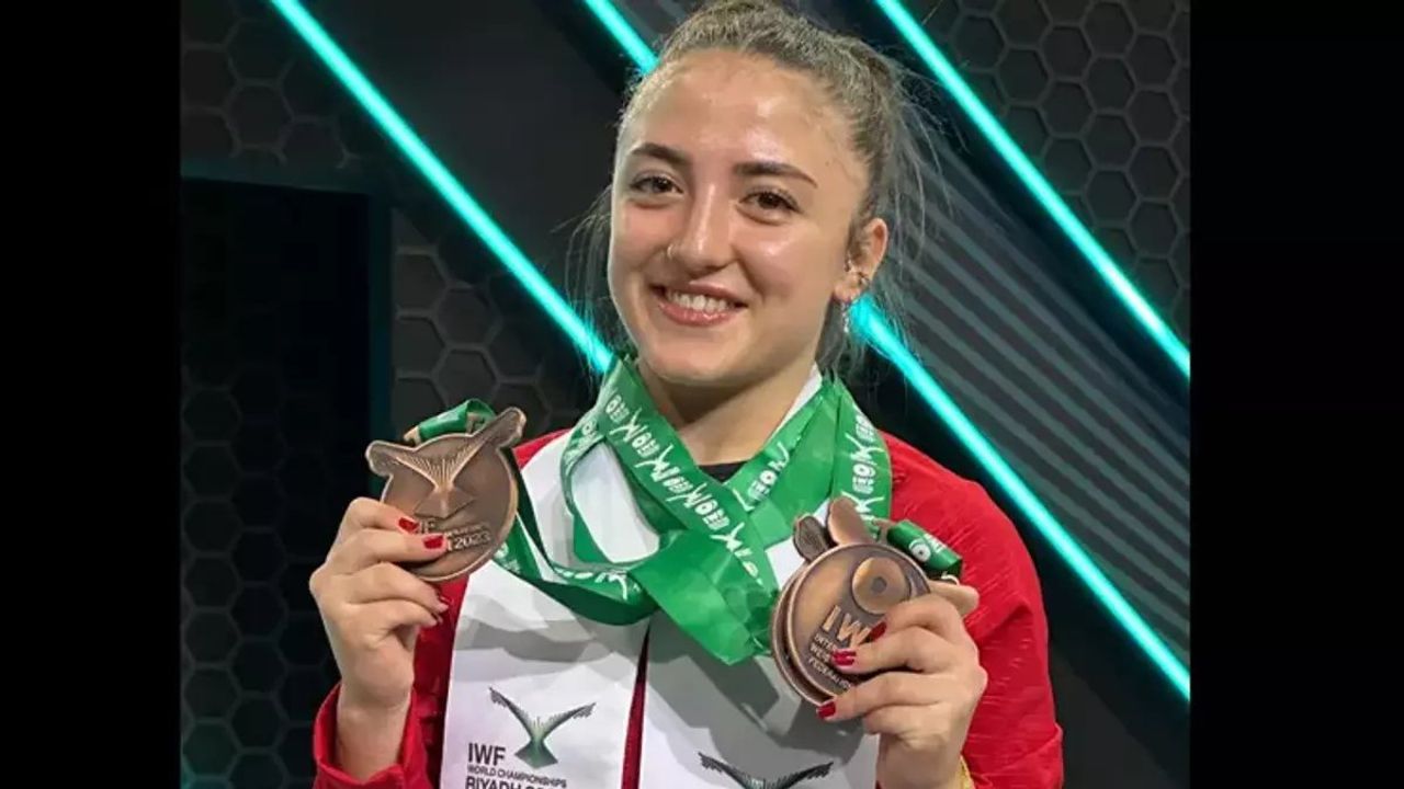 Cansu Bektaş Dünya Halter Şampiyonası'nda 3 Bronz Madalya Kazandı